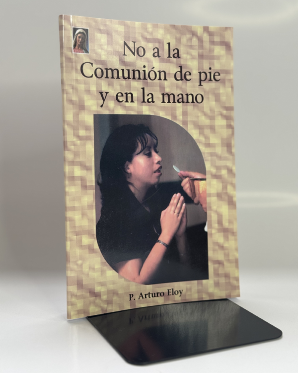 NO A LA COMUNIÓN DE PIE Y EN LA MANO